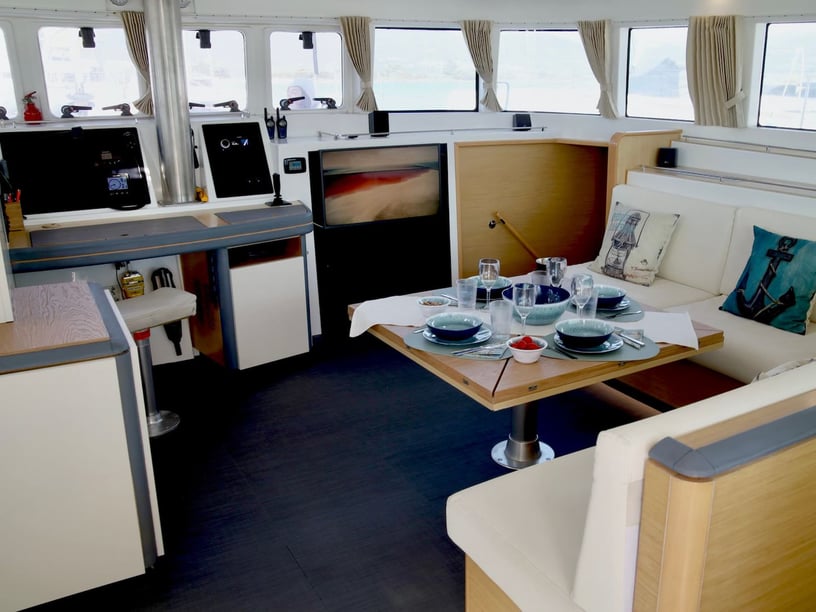 Palairos Catamaran Cabine 4  Couchettes 12  Invités 12  15.54 m Numéro de l'annonce: #28155 2