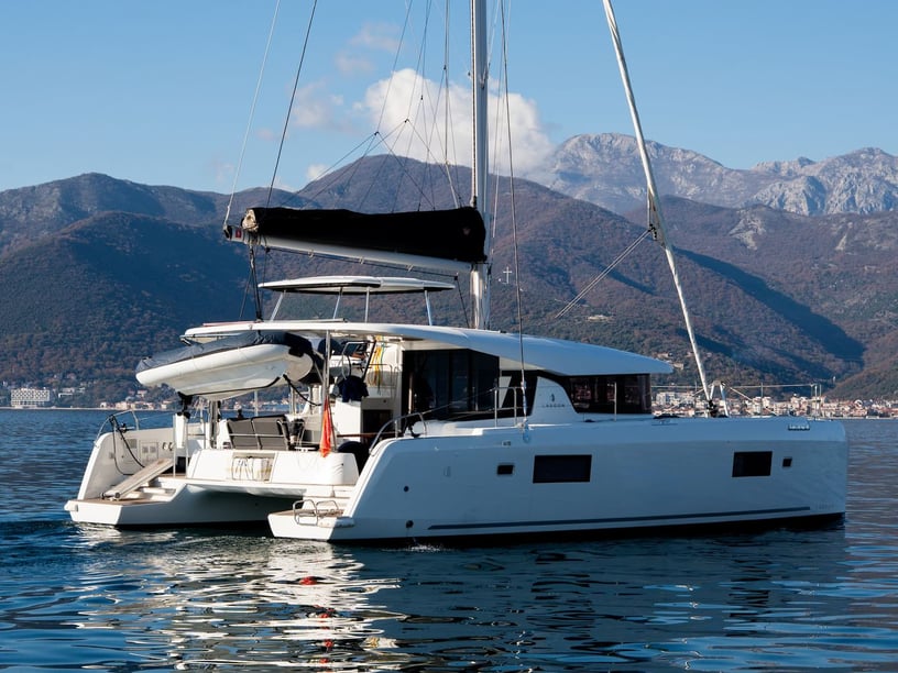 Tivat Katamaran 4 kabin Konaklama 8 kişi Seyir 8 kişi 12.94 m İlan No: #28156