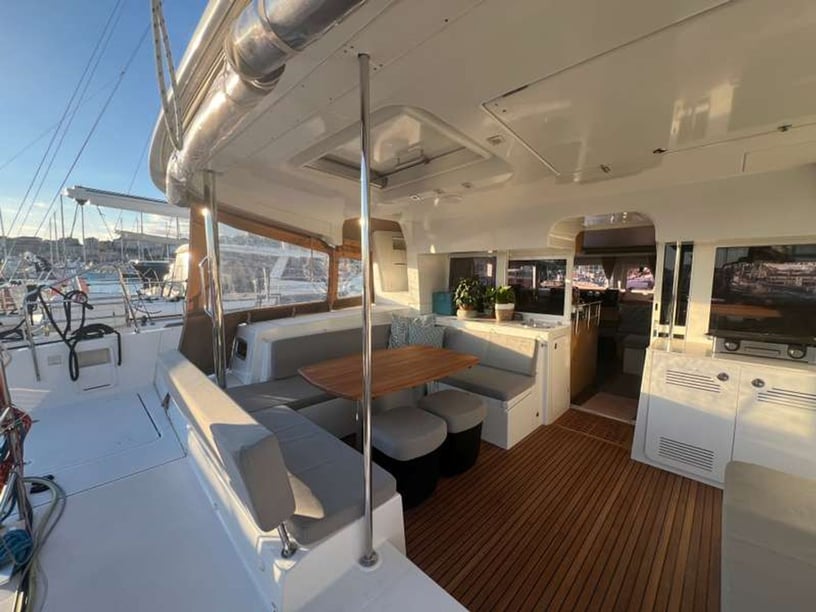Napels Catamaran Cabine 4  10  slaapplaatsen 30  gasten 13.96 m Lijstnummer: #28169 4