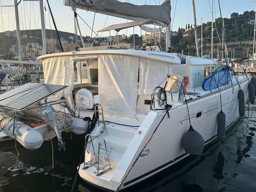 Napels Catamaran Cabine 4  10  slaapplaatsen 30  gasten 13.96 m Lijstnummer: #28169