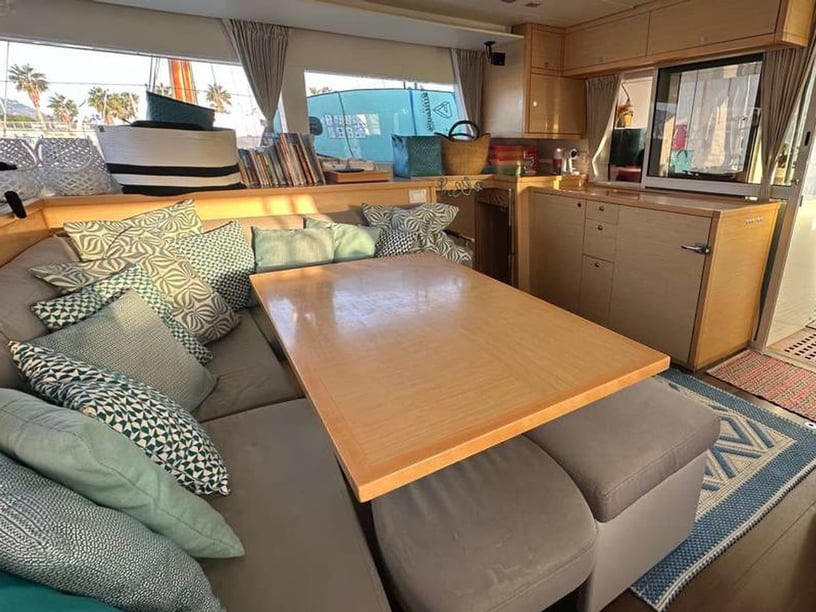 Napels Catamaran Cabine 4  10  slaapplaatsen 30  gasten 13.96 m Lijstnummer: #28169 2
