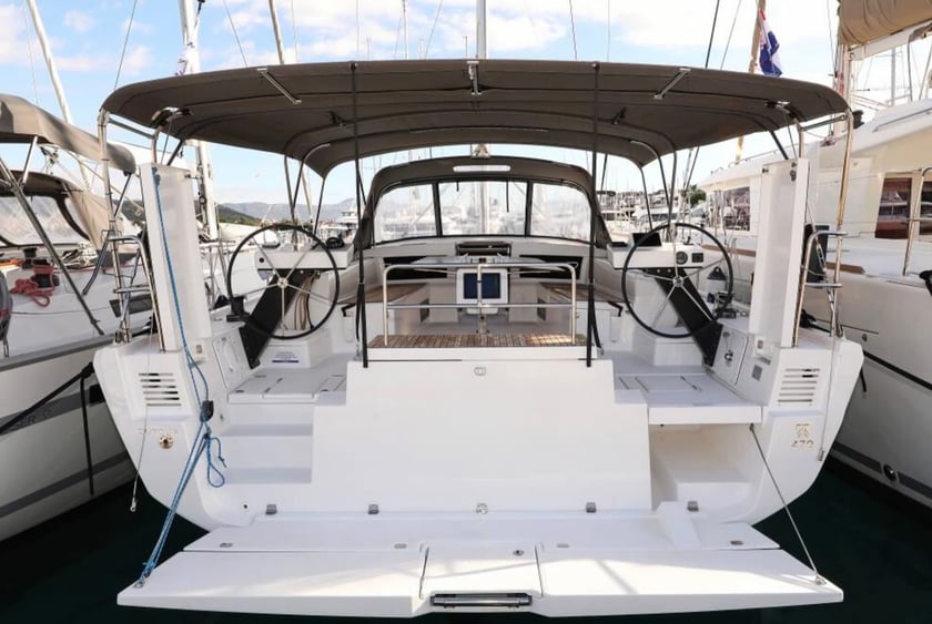 Seget Donji Zeilboot Cabine 4  10  slaapplaatsen 10  gasten 14.85 m Lijstnummer: #28176