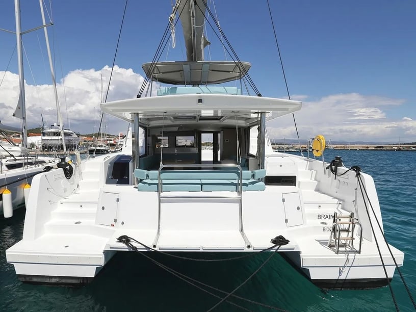 Seget Donji Katamaran 4 Kabine 8 Liegeplätze 8 Gäste 14.28 m Nummer des Inserats: #28179