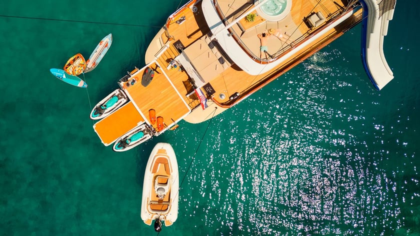 Gesplitst Zeilboot Cabine 6  12  slaapplaatsen 12  gasten 41.78 m Lijstnummer: #28231 5