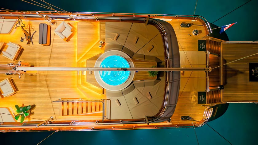 Gesplitst Zeilboot Cabine 6  12  slaapplaatsen 12  gasten 41.78 m Lijstnummer: #28231 3