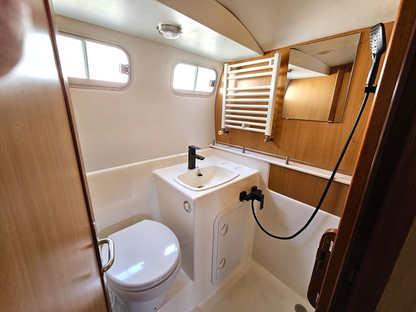 Lübz Motorboot Cabine 2  4  slaapplaatsen 12  gasten 10.71 m Lijstnummer: #28247 5