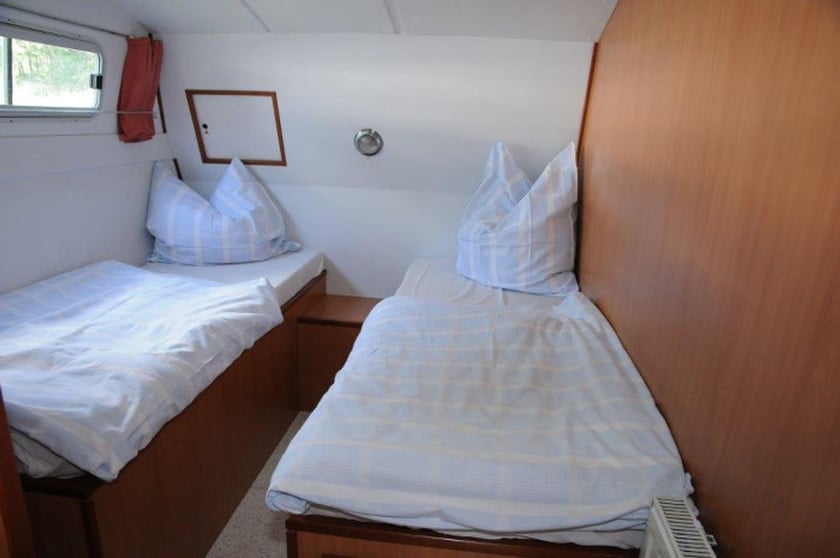 Lübz Motorboot Cabine 3  6  slaapplaatsen 12  gasten 12.63 m Lijstnummer: #28249 3