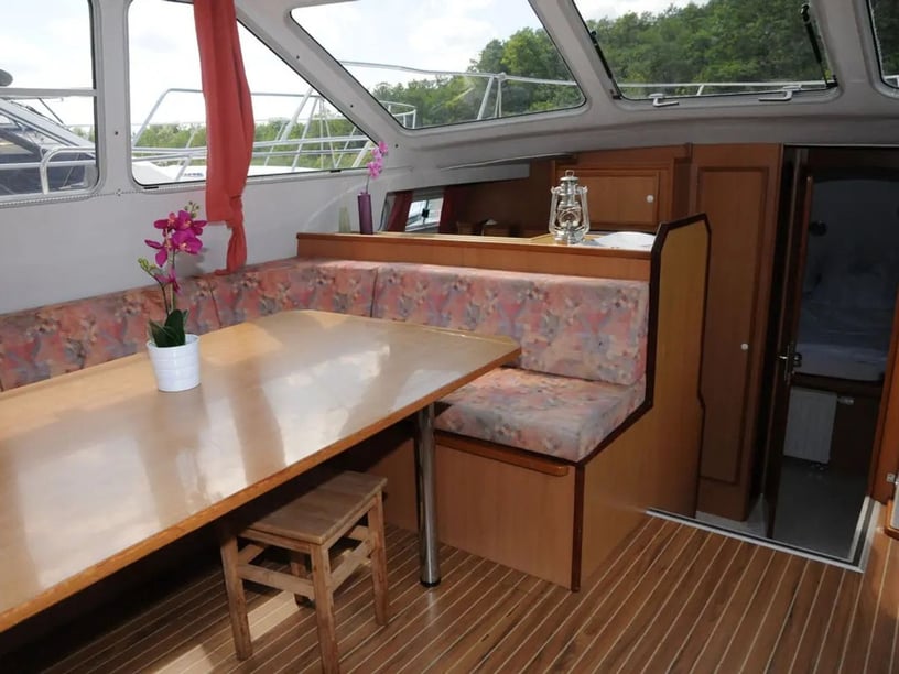 Lübz Motorboot Cabine 3  6  slaapplaatsen 12  gasten 12.63 m Lijstnummer: #28249 2