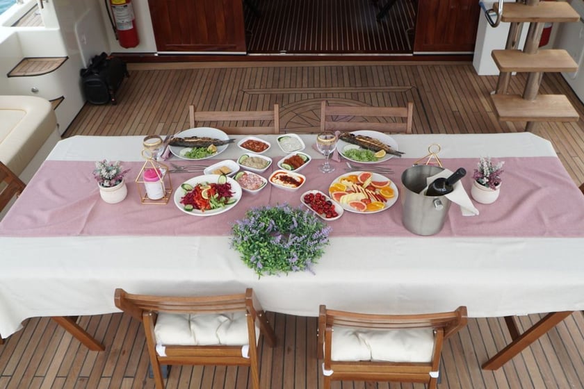 İstanbul Motoryat  Konaklama 2 kişi Seyir 29 kişi 18.05 m İlan No: #28266 4