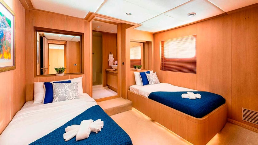 Gesplitst Motorjacht Cabine 5  10  slaapplaatsen 10  gasten 28 m Lijstnummer: #28295 5