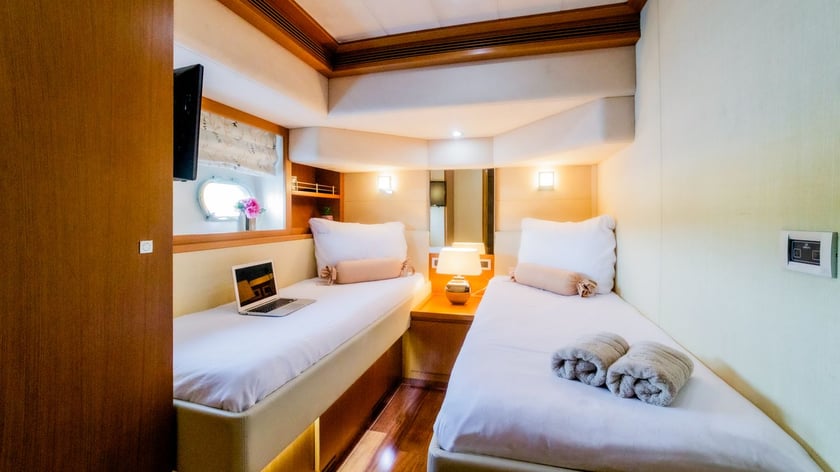 Gesplitst Motorjacht Cabine 4  8  slaapplaatsen 8  gasten 24.05 m Lijstnummer: #28303 5