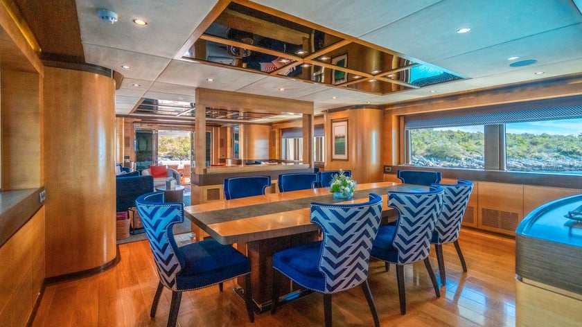 Gesplitst Motorjacht Cabine 6  12  slaapplaatsen 12  gasten 39 m Lijstnummer: #28304 4