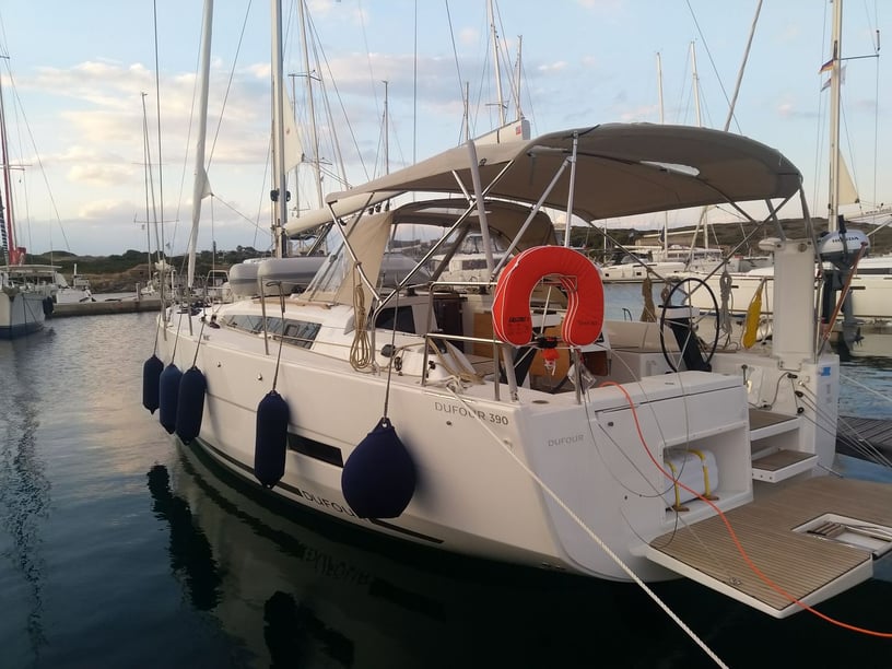 Nea Peramos - Attica Sailboat 3 cabin 8 berths 8 guests 12.02 m Listing Number: #28316