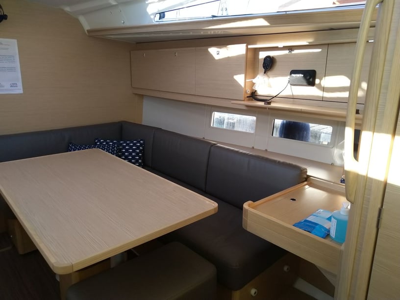 Nea Peramos - Attica Sailboat 3 cabin 8 berths 8 guests 12.02 m Listing Number: #28316 2