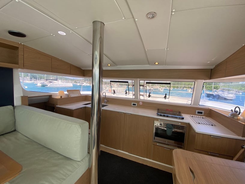 Martinique Catamaran Cabine 4  Couchettes 8  Invités 8  11.78 m Numéro de l'annonce: #28358 5