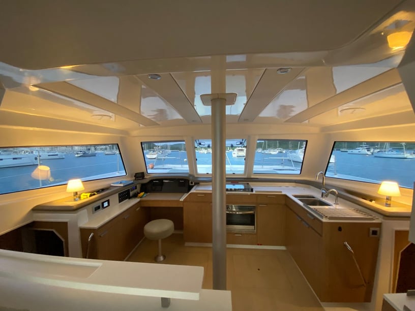 Martinique Catamaran Cabine 4  Couchettes 12  Invités 12  12.31 m Numéro de l'annonce: #28359 3