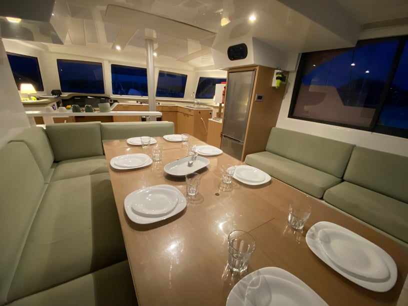 Martinique Catamaran Cabine 4  Couchettes 12  Invités 12  12.31 m Numéro de l'annonce: #28359 2