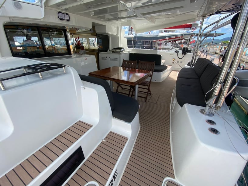 Martinique Catamaran Cabine 4  Couchettes 8  Invités 12  13.99 m Numéro de l'annonce: #28360 3