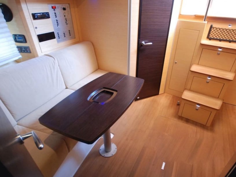 Cannigione Bateau à moteur Cabine 2  Couchettes 6  Invités 6  11.7 m Numéro de l'annonce: #28367 2