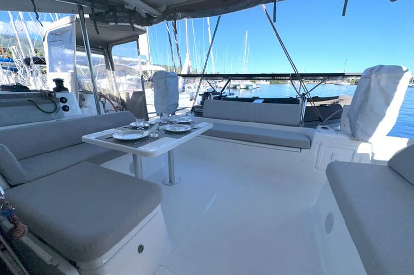 Papeete, Tahití Catamarán Cabina 4  8  literas 8  invitados 11.33 m Número de anuncio: #28389 3