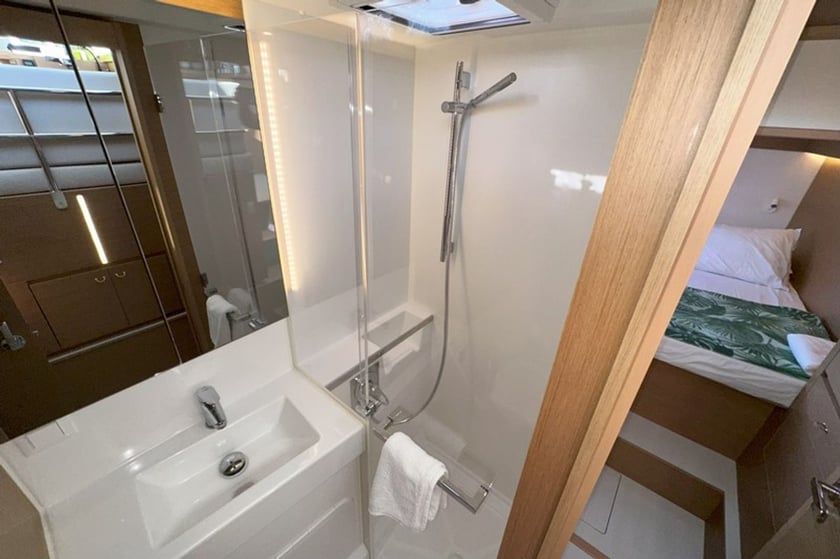 Papeete, Tahiti Catamaran Cabine 4  Couchettes 8  Invités 8  11.33 m Numéro de l'annonce: #28389 4