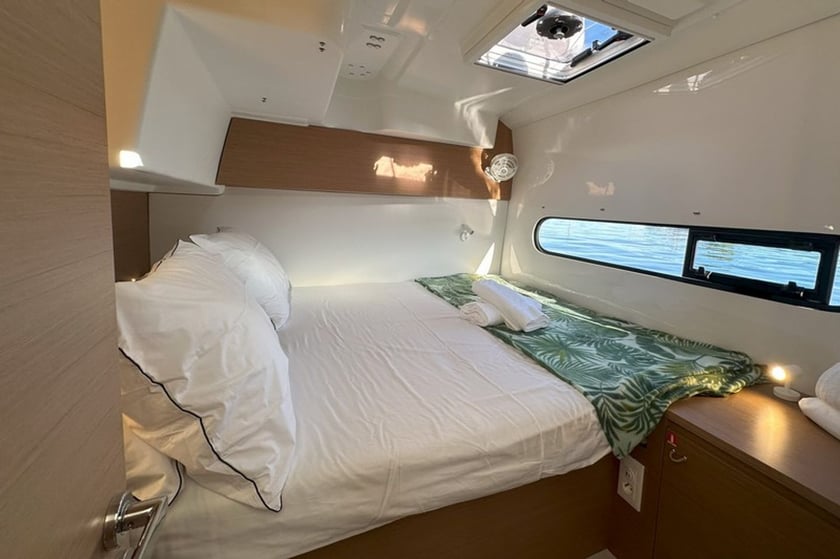 Papeete, Tahiti Catamaran Cabine 4  Couchettes 8  Invités 8  11.33 m Numéro de l'annonce: #28389 5