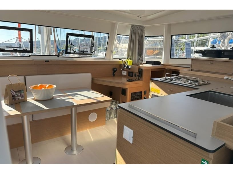 Papeete, Tahiti Catamaran Cabine 4  Couchettes 8  Invités 8  11.33 m Numéro de l'annonce: #28389 2