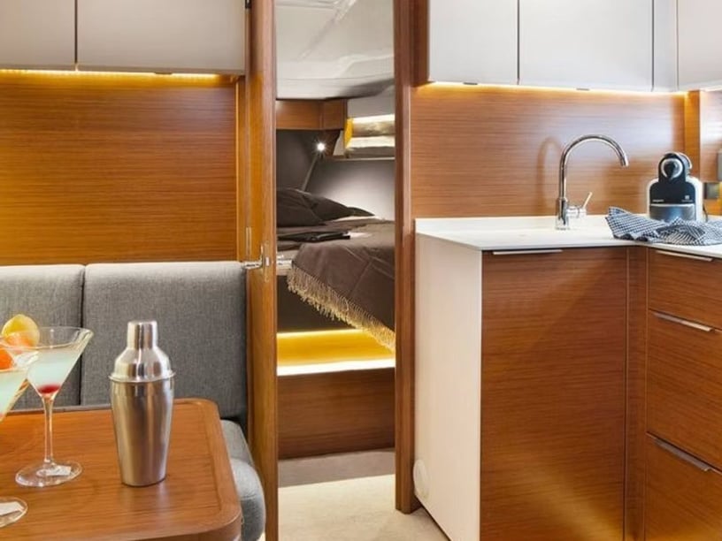 El Toro Lancha motora Cabina 2  4  literas 4  invitados 10.8 m Número de anuncio: #28399 2