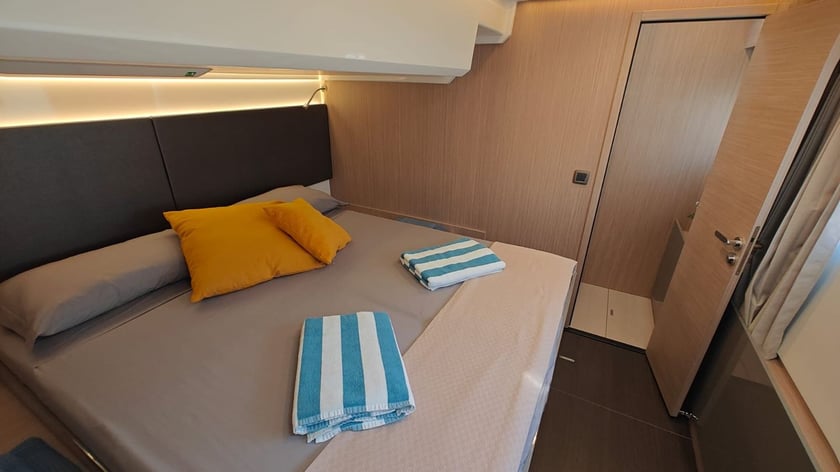 Castellammare di Stabia Catamaran Cabine 3  6  slaapplaatsen 14  gasten 14.79 m Lijstnummer: #28429 3