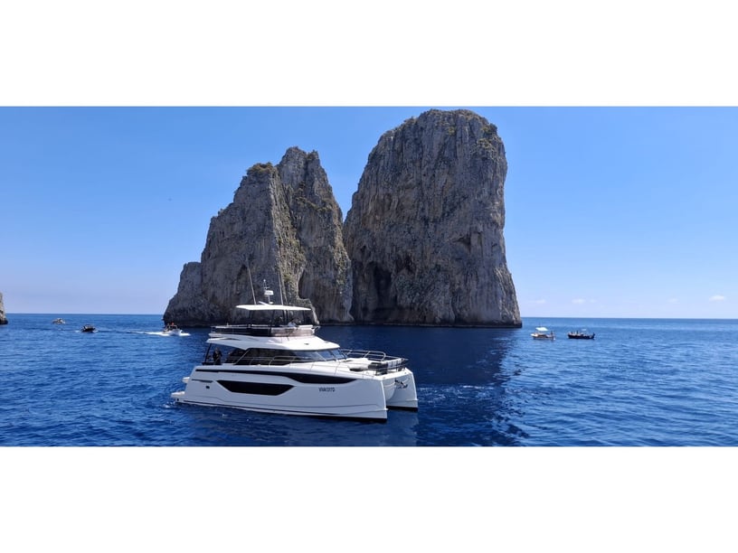 Castellammare di Stabia Catamaran Cabine 3  6  slaapplaatsen 14  gasten 14.79 m Lijstnummer: #28429