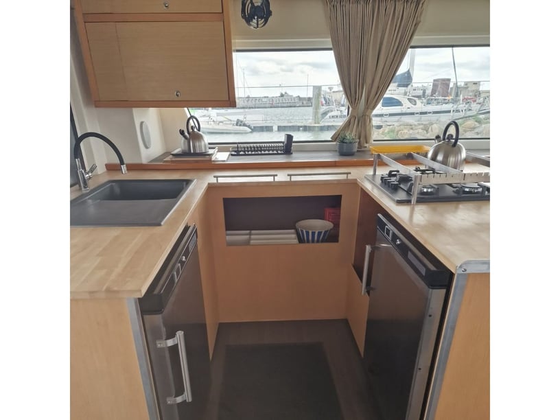 Martinique Catamaran Cabine 6  12  slaapplaatsen 12  gasten 15.84 m Lijstnummer: #28431 2