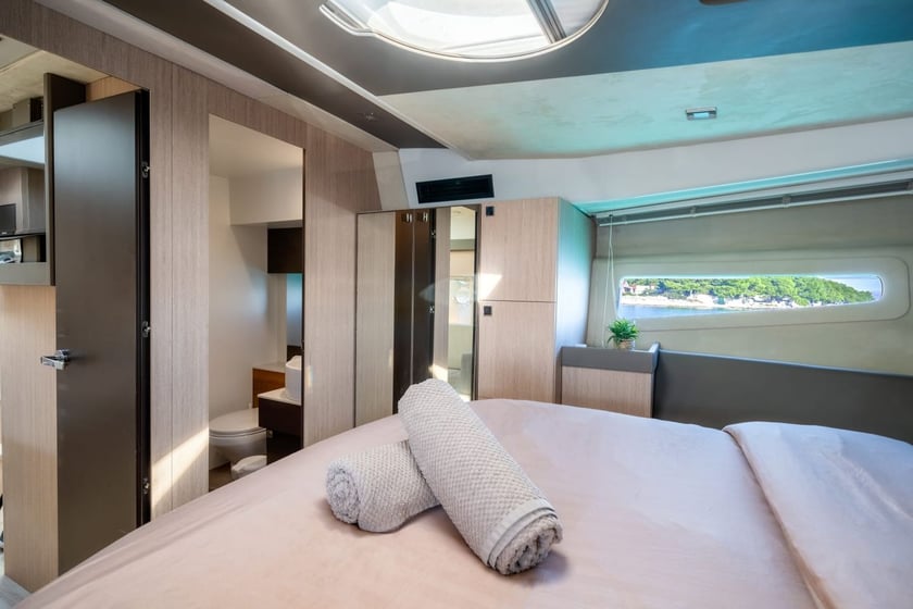 Split Bateau à moteur Cabine 2  Couchettes 6  Invités 6  13.82 m Numéro de l'annonce: #28449 4