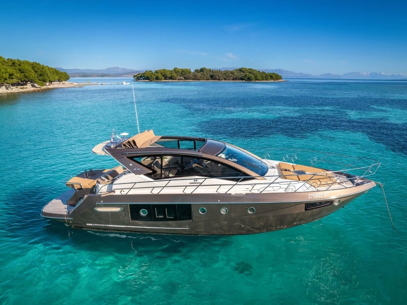 Split Bateau à moteur Cabine 2  Couchettes 6  Invités 6  13.82 m Numéro de l'annonce: #28449