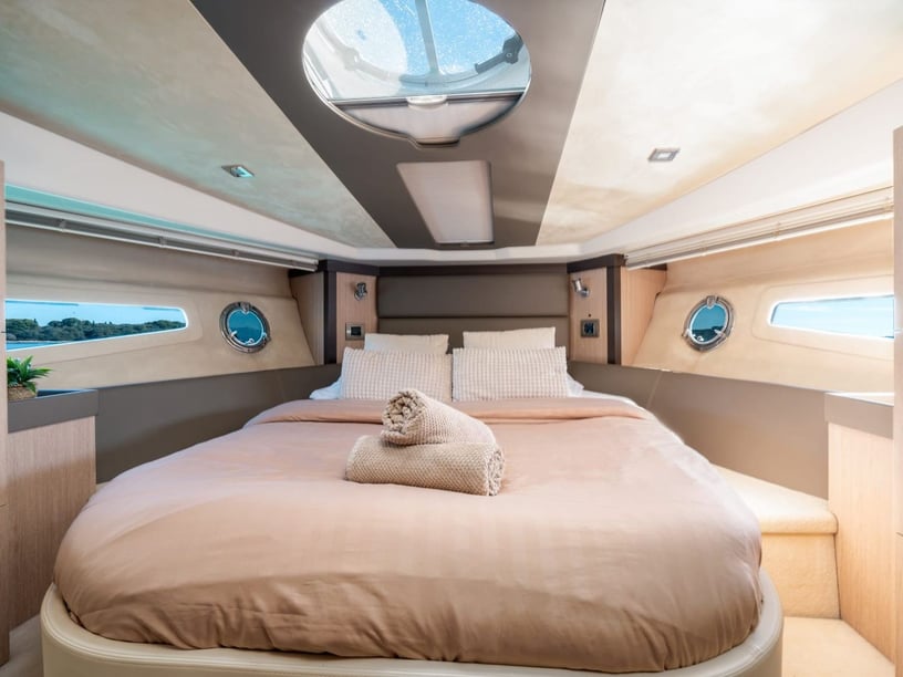 Split Bateau à moteur Cabine 2  Couchettes 6  Invités 6  13.82 m Numéro de l'annonce: #28449 2