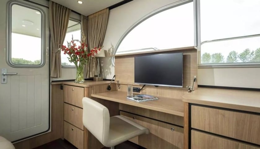 IJsselstein Motorboat 1 cabin 4 berths 4 guests 10.7 m Listing Number: #28501 3