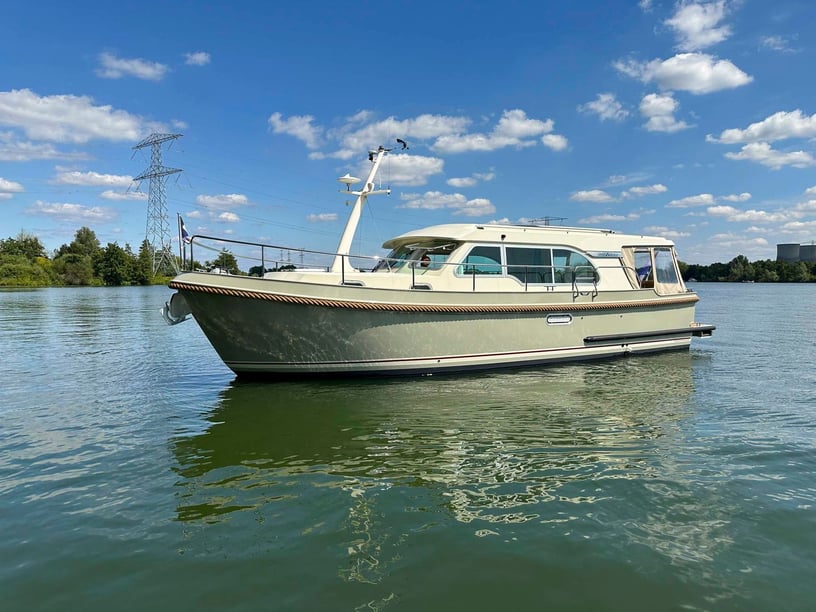 IJsselstein Motorboat 1 cabin 4 berths 4 guests 10.7 m Listing Number: #28501