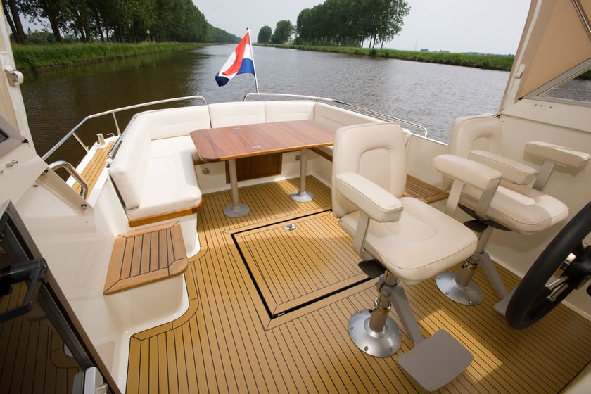 IJsselstein Motorboat 2 cabin 4 berths 4 guests 10.7 m Listing Number: #28502 3