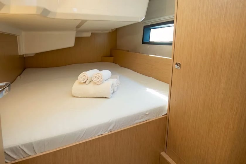 Cogolin Sailboat 3 cabin 8 berths 8 guests 12.13 m Listing Number: #28505 4