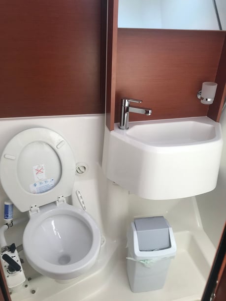Seget Donji Zeilboot Cabine 6  12  slaapplaatsen 12  gasten 15.94 m Lijstnummer: #28575 5