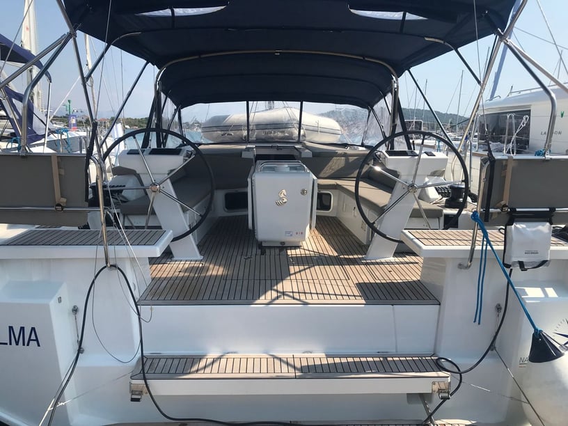 Seget Donji Zeilboot Cabine 6  12  slaapplaatsen 12  gasten 15.94 m Lijstnummer: #28575 4