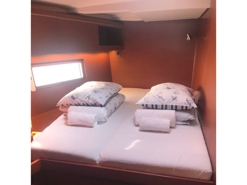 Seget Donji Zeilboot Cabine 6  12  slaapplaatsen 12  gasten 15.94 m Lijstnummer: #28575 2