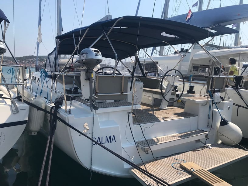 Seget Donji Zeilboot Cabine 6  12  slaapplaatsen 12  gasten 15.94 m Lijstnummer: #28575 3