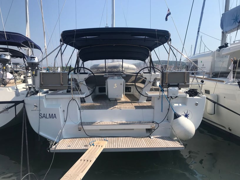 Seget Donji Zeilboot Cabine 6  12  slaapplaatsen 12  gasten 15.94 m Lijstnummer: #28575