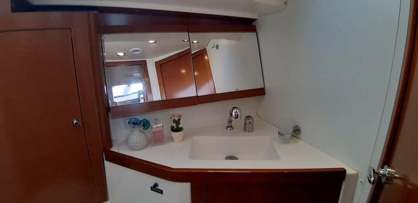 Pireo Barca a vela cabina 3  cuccette 6  6  ospiti 13.48 m Numero dell'inserzione: #28591 3