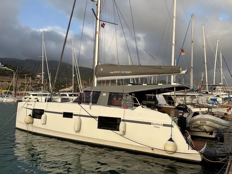 Punat Catamaran Cabine 6  10  slaapplaatsen 10  gasten 11.99 m Lijstnummer: #28631