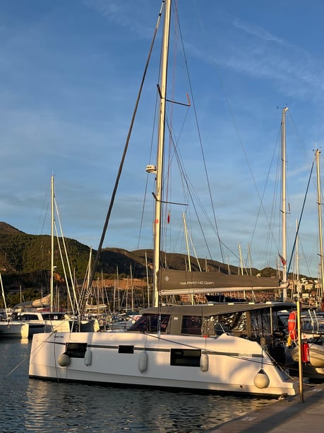 Punat Catamaran Cabine 6  10  slaapplaatsen 10  gasten 11.99 m Lijstnummer: #28631 3