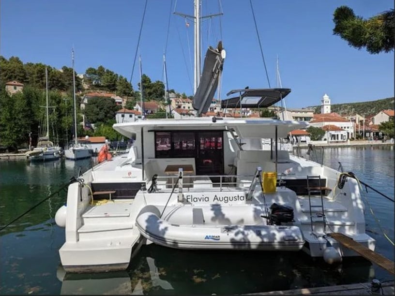 Punat Catamaran Cabine 4  10  slaapplaatsen 10  gasten 12.58 m Lijstnummer: #28632