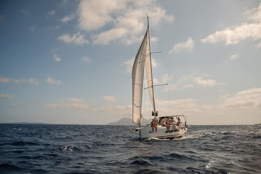 Castellammare del Golfo Yelkenli 3 kabin Konaklama 6 kişi Seyir 12 kişi 10.77 m İlan No: #28666 4