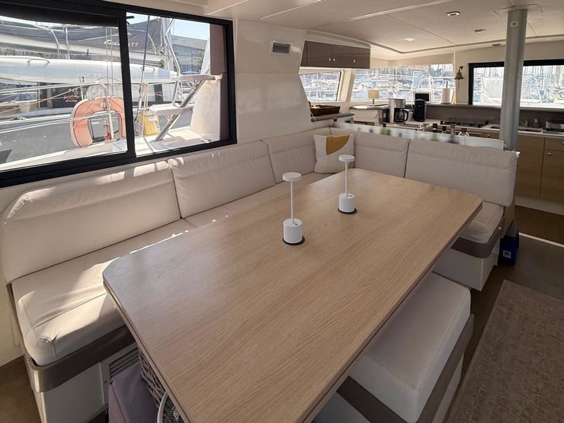 Sète Catamaran Cabine 3  Couchettes 8  Invités 8  12.37 m Numéro de l'annonce: #28741 2