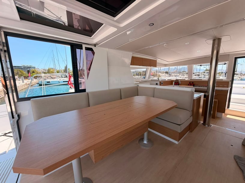 Volos Catamarán Cabina 4  12  literas 10  invitados 12.85 m Número de anuncio: #28754 2